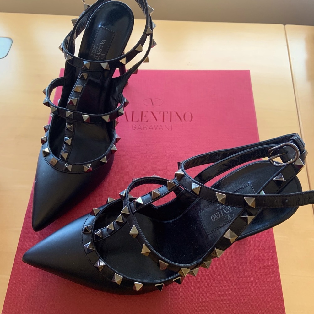 Brand NEW Valentino Heels size 38.